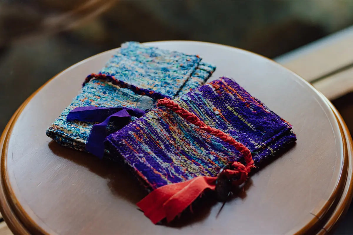 A sustainable travel pouch (amenity case) that upcycles the beauty of kimono.