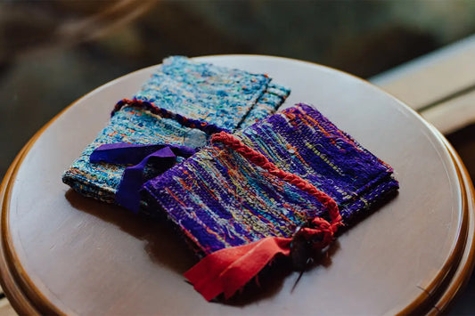 A sustainable travel pouch (amenity case) that upcycles the beauty of kimono.
